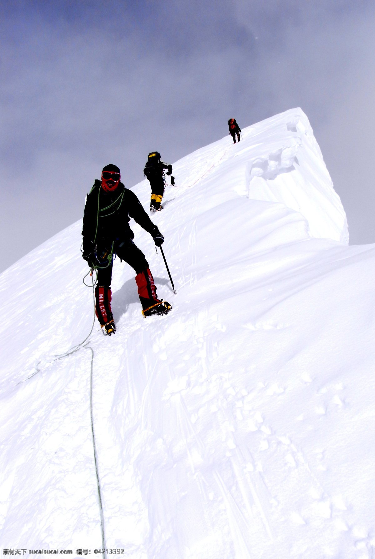 攀登雪山 雪山 高山 寒冷 天空 壮丽 运动 体育 赛事 背影 各色人物 文化艺术 体育运动