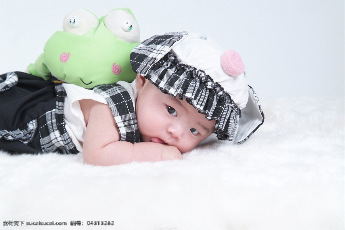 婴儿摄影 婴儿 百日照 青蛙玩偶 宝宝 可爱 宝贝 孩子 艺术照 可爱宝贝 婴儿主题摄影 高清 主题 儿童幼儿 人物图库