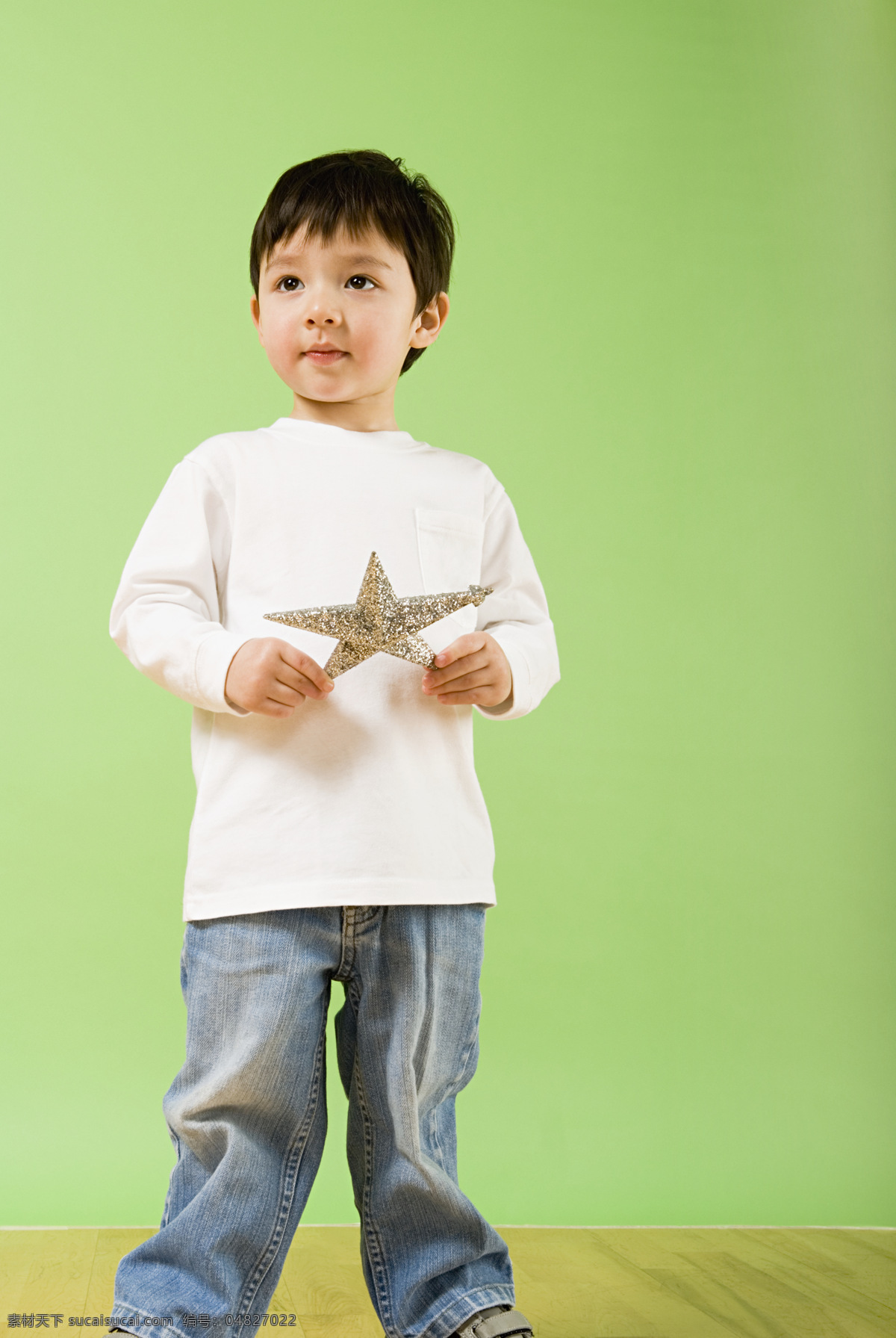 圣诞节 可爱 男孩 孩子的圣诞节 外国儿童 孩子 小孩 五角星 节日庆典 生活百科 绿色