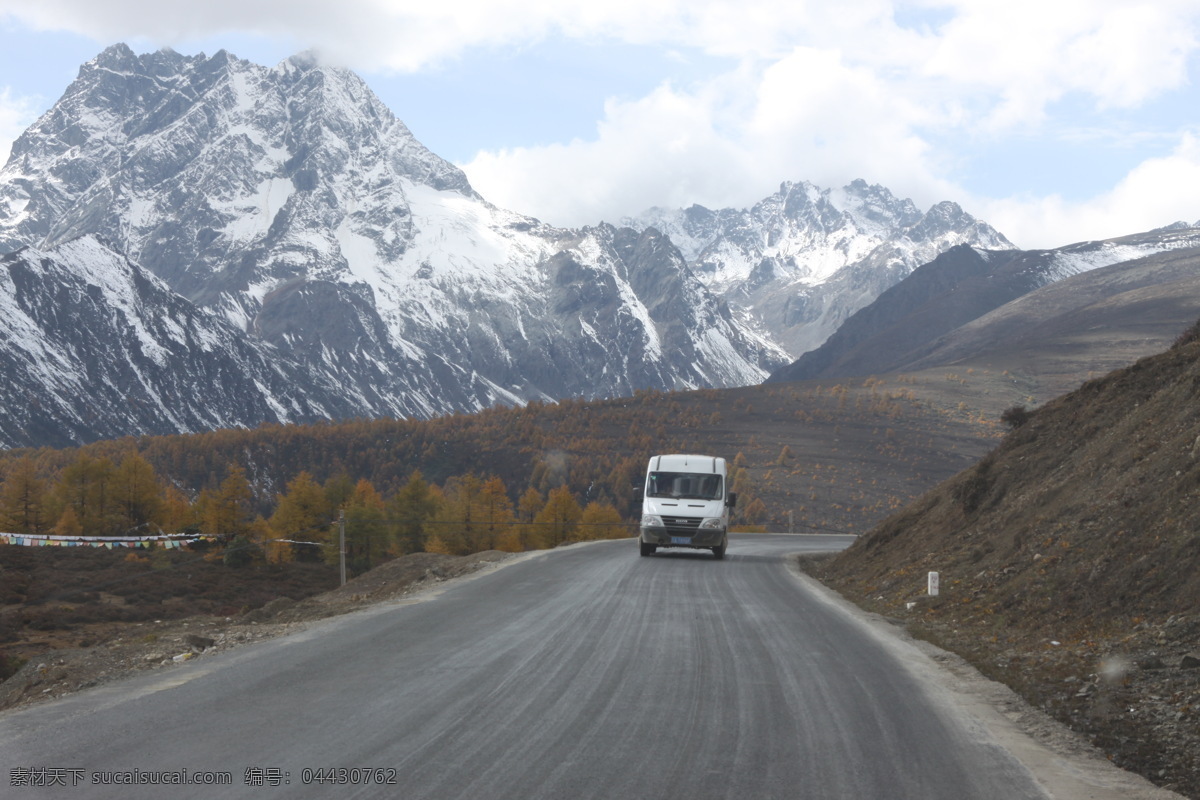 西藏之旅 唐古拉山 雪山 蓝天白云 山脉 高原植物 树丛 黄叶 秋天 公路 汽车 经幡 旅游摄影 自然风景