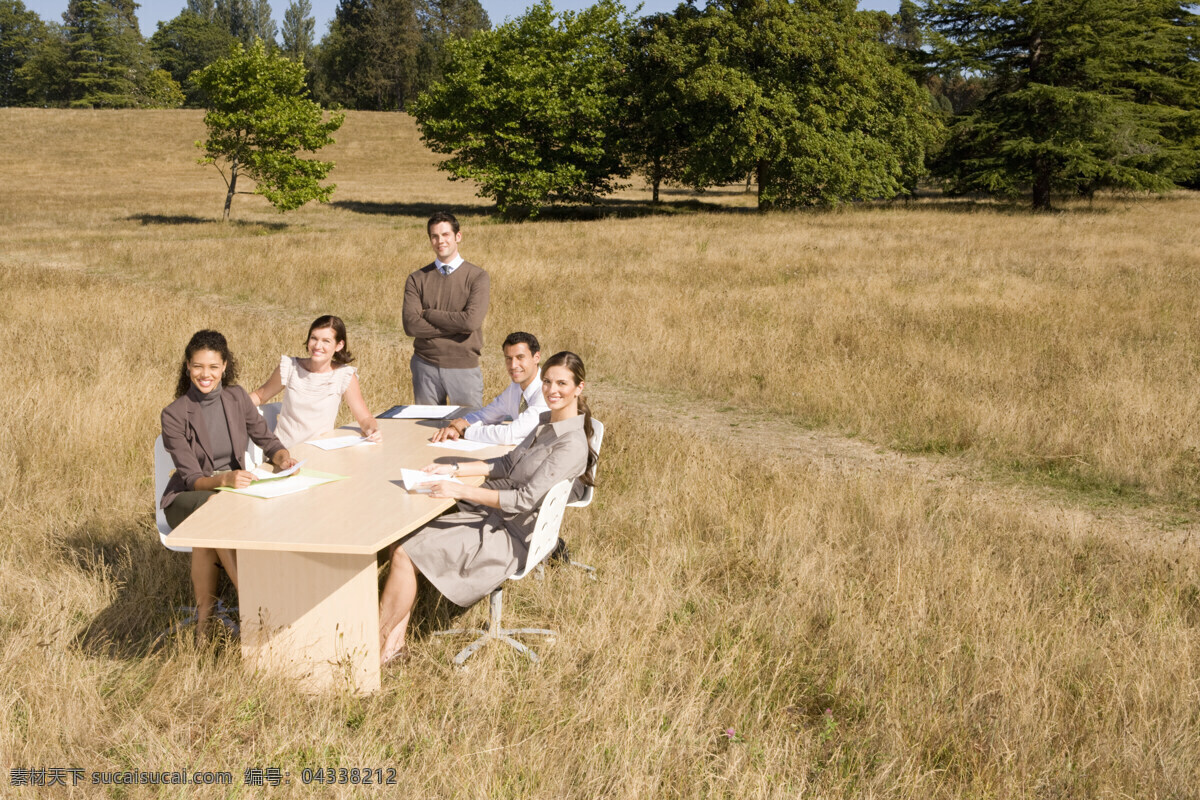 户外 开会 团队 户外办公 白领 草地 树林 空旷 辽阔 高兴 会议 办公桌 会议桌子 椅子 生活人物 人物图片