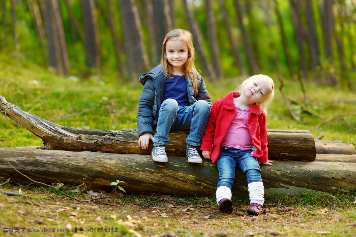 坐在 木头 上 孩子 树林 草地 儿童 儿童图片 人物图片