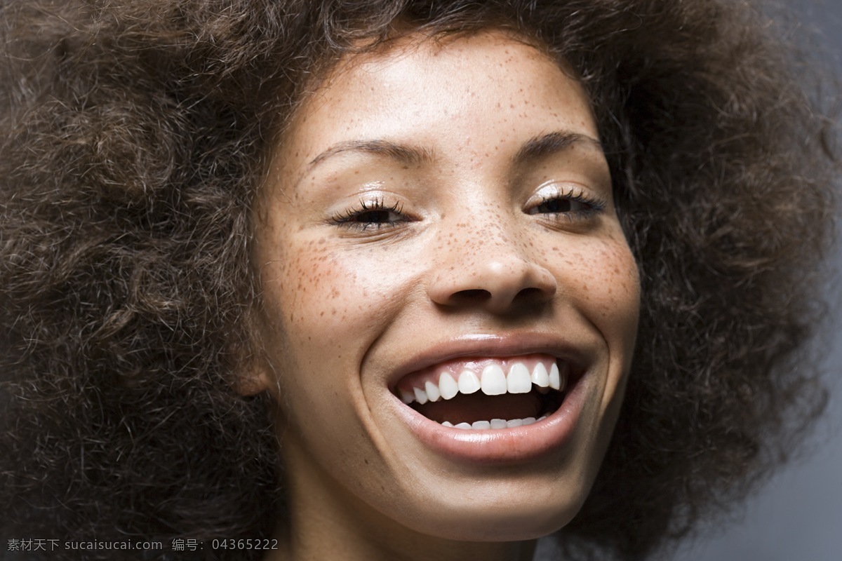 大笑 爆炸式 发型 黑人 女性 美女 成人 妇女 欧洲美女 欧美 非洲 黑人女性 面部特写 斑点 牙齿洁白 卷发 烫发 发型设计 造型 美容美发 高清图片 美女图片 人物图片