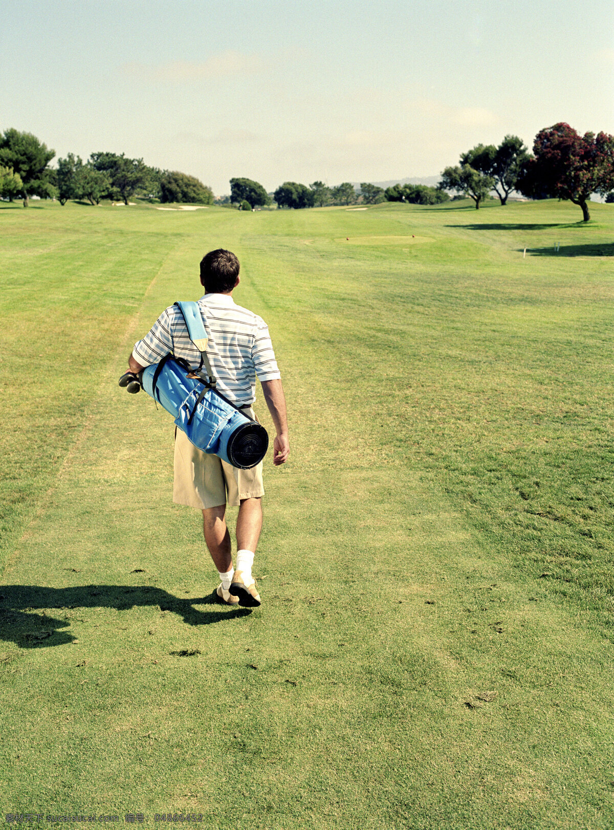 背着 高尔夫球 具 男人 背影 打高尔夫球 高尔夫球杆 高尔夫球场 男性 外国男人 外国人物 体育运动 生活百科