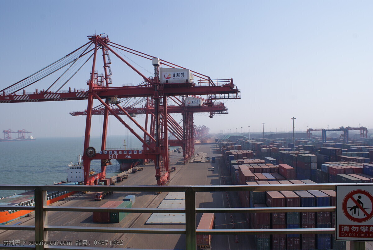 集装箱码头 港口船 港口 船舶 万吨船 装卸机 工业生产 现代科技