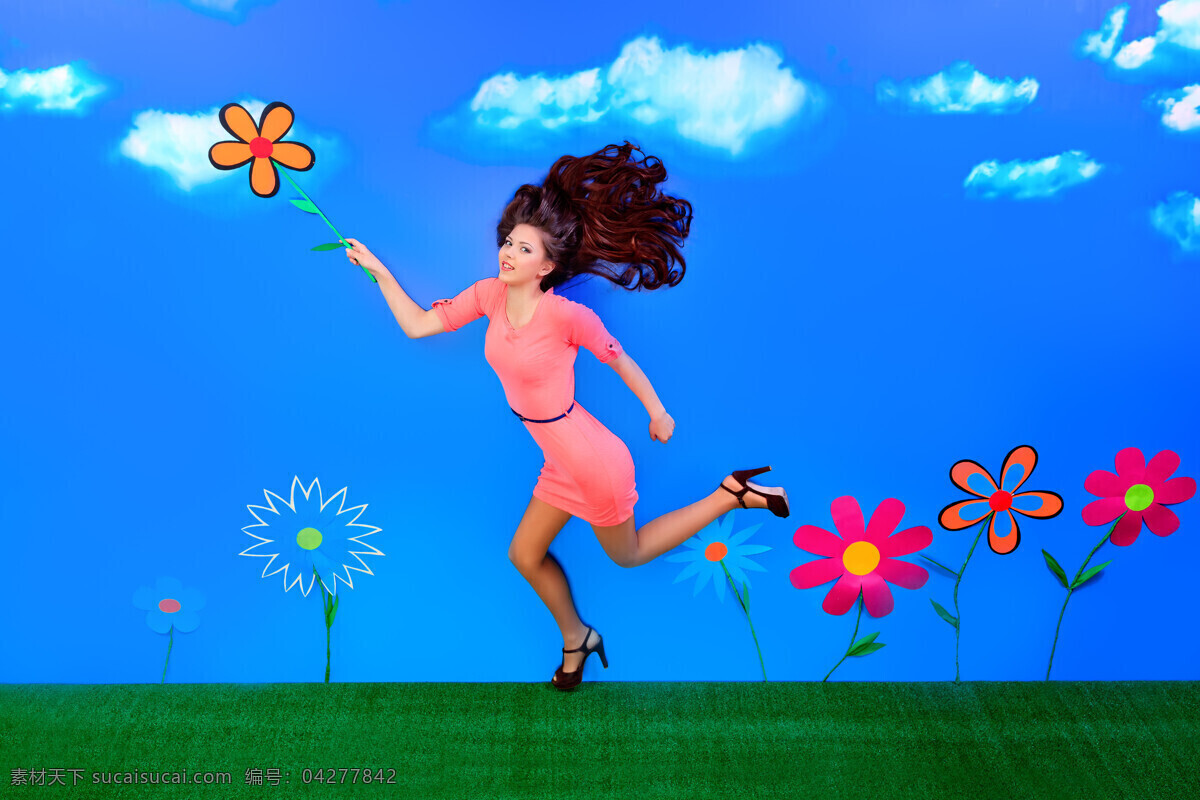 跳 花朵 跑步 美女图片 草地 飞跃 跳跃 跨越 动作 姿势 潮流 动感 活力 青春 美女 女人 生活人物 人物图片