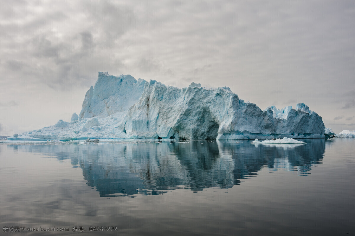 海面 冰川 摄影图片 冰山 冰山风景 北极冰川 南极冰川 冰川风景 冰水烈火 生活百科 灰色