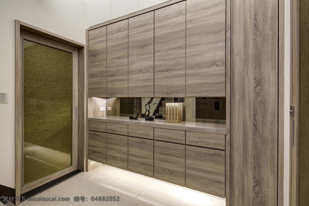 简约 厨房 木质 橱柜 装修 效果图 白色射灯 灰色地板砖 门框 木质门框