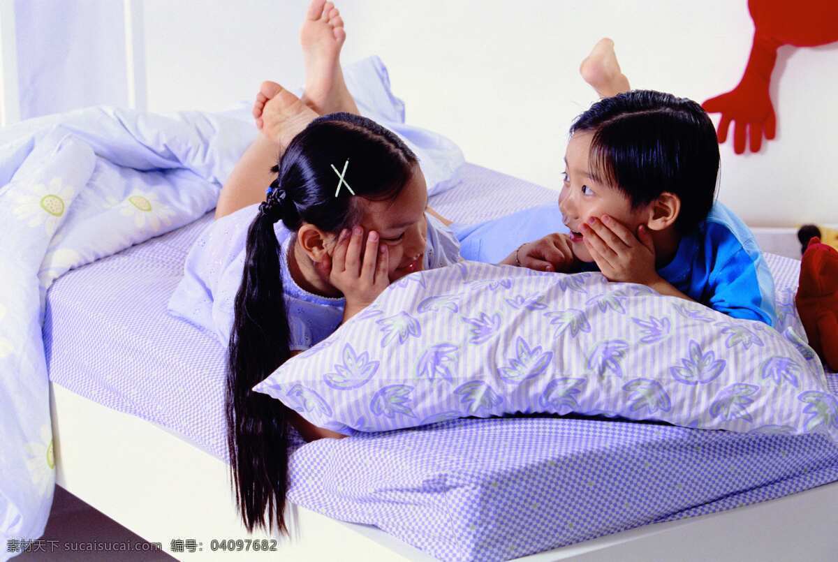 游戏 童年 儿童幼儿 活泼 可爱 男孩 女孩 墙面 人物图库 摄影图库 游戏童年 床铺 玩具 psd源文件