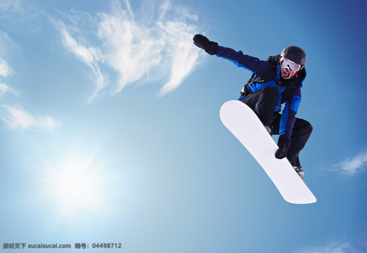 腾空 滑雪 运动员 腾空跃起 蓝天白云 滑雪运动员 体育运动 生活百科 蓝色