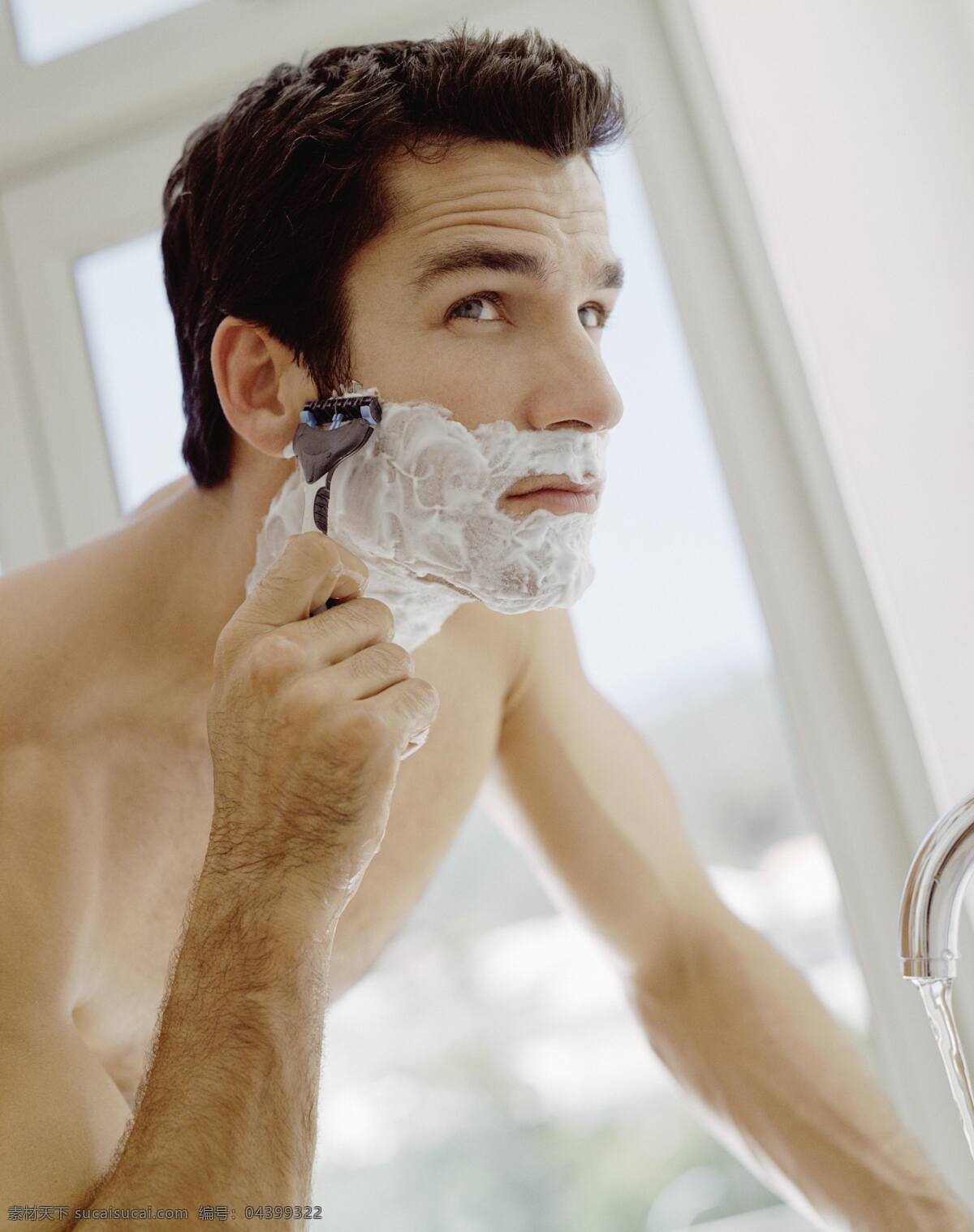 刮 胡须 男人 设计素材 刮胡须 水龙头 中年男子 早餐 家庭 刮胡须的男人 商务人士 人物图片