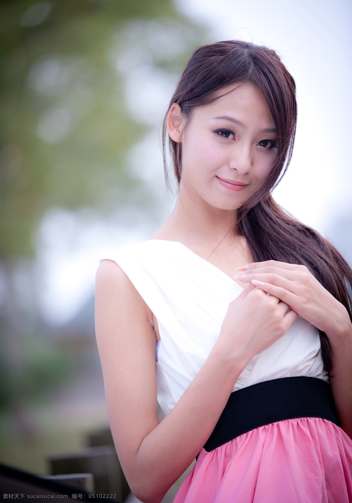 长发美女 长发 美女 粉红 短裙 白衫 美腿 身材 女性女人 人物图库