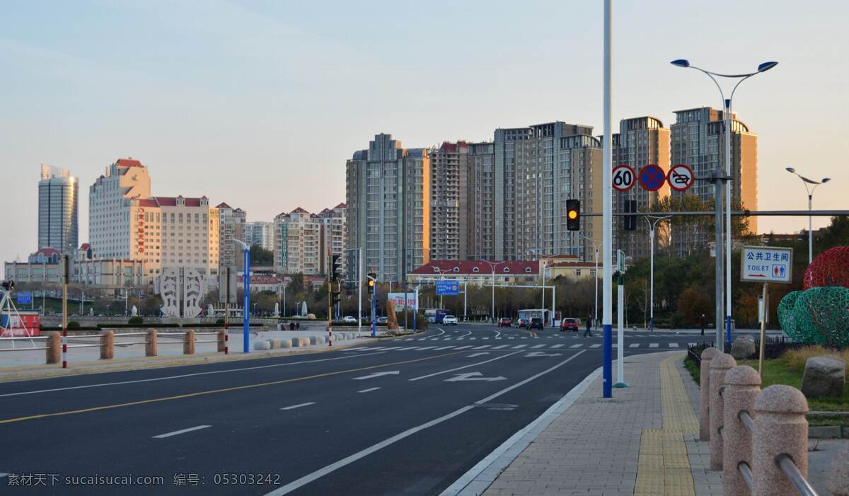 国内旅游 旅游摄影 绿化带 马路 汽车 石雕 树木 烟台 城市 风光图片 烟台城市风光 高层楼群 石栏杆 共交车站 指示牌 psd源文件