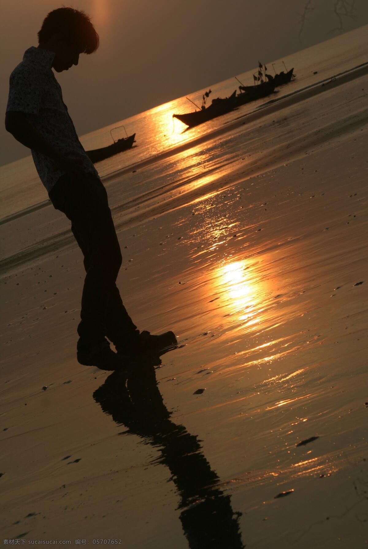 低头 男孩 低头的男孩 海滩 夕阳 自然风景 自然景观 黑色