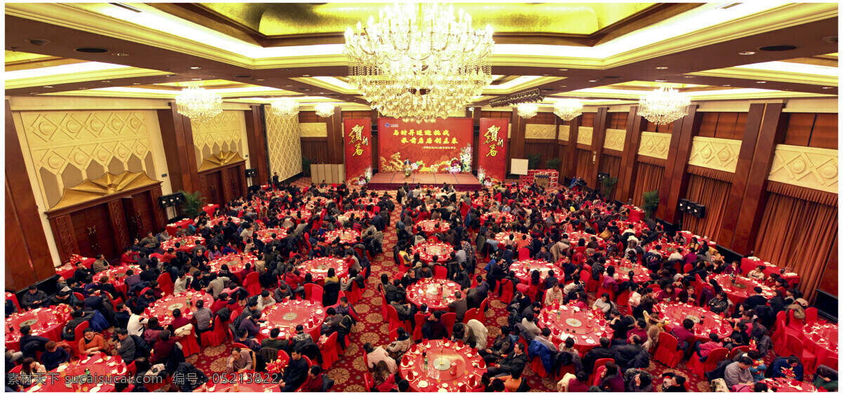 新年 年会 灯光 酒店 人群 商务场景 商务金融 水晶灯 新年年会 礼堂 桌椅 家居装饰素材 灯饰素材
