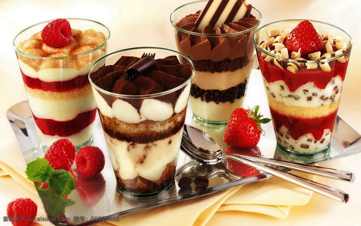 冰淇淋 奶油 巧克力 巧克力粉 草莓 水果 美食图片 餐饮美食 西餐美食