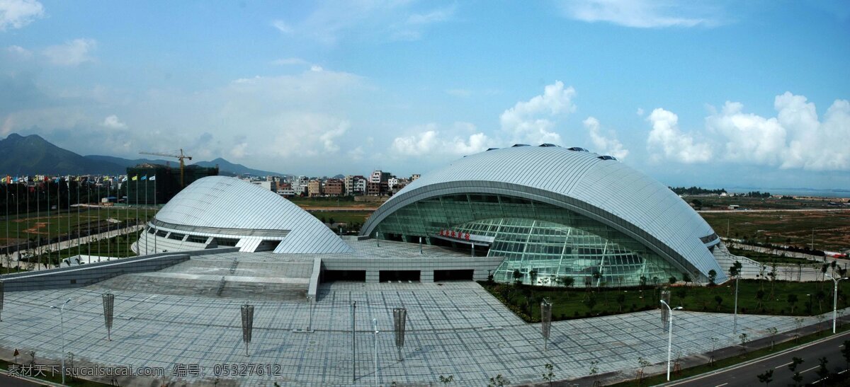 厦门 嘉庚体育馆 文体设施 场馆建筑 蚌壳形 新颖美观 标志性建筑 广场 灯柱 旗杆 蓝天白云 景观 福建 旅游随拍 建筑风光 旅游摄影 国内旅游