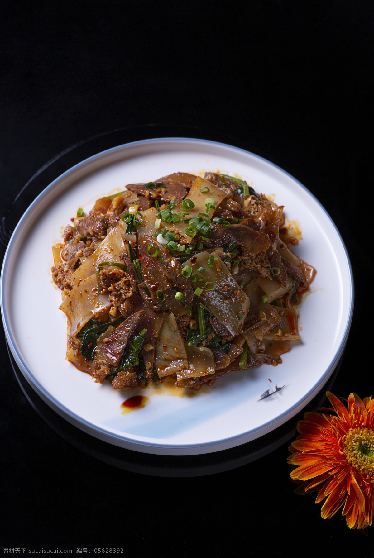 面皮捞牛肉 面皮块 牛肉片 葱花 青菜 凉拌 餐饮美食 传统美食