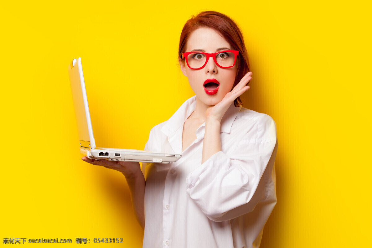 捧 电脑 惊讶 美女图片 网上购物 惊讶表情 时尚女性 性感女人 欧美女性 外国女人 美女模特 美女写真 人物图片