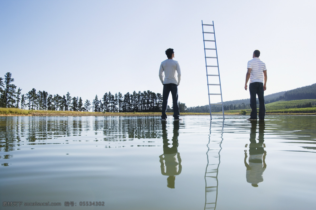 水面上的男人 创意摄影 梯子 通向 成功 成功的阶梯 特技 轻功 平面广告 水面 湖面 山水 外国男性 国外男性 欧美男性 广告设计素材 男性高清图片 男性男人 人物图库
