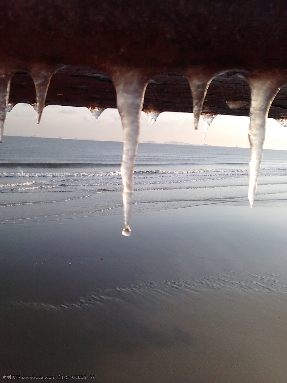 国内旅游 海边 旅游摄影 日出 沙滩 水滴 雪 烟台 滨海 广场 烟台滨海广场 冰柱 psd源文件
