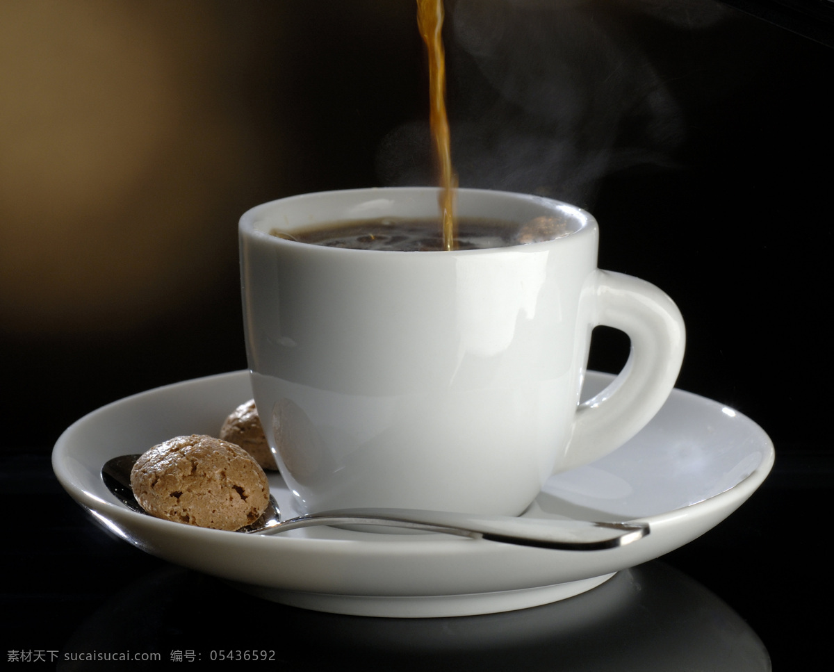 冲泡 热 咖啡 时 咖啡杯 杯子 冲咖啡 泡咖啡 热咖啡 巧克力 勺子 浓郁 香浓 温馨 休闲 品味 享受生活 高档 特写 摄影图 高清图片 咖啡图片 餐饮美食