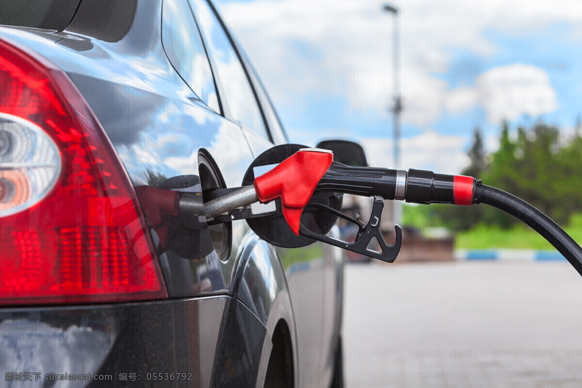 加油的轿车 轿车 汽车 加油枪 交通工具 建筑设计 环境家居 白色