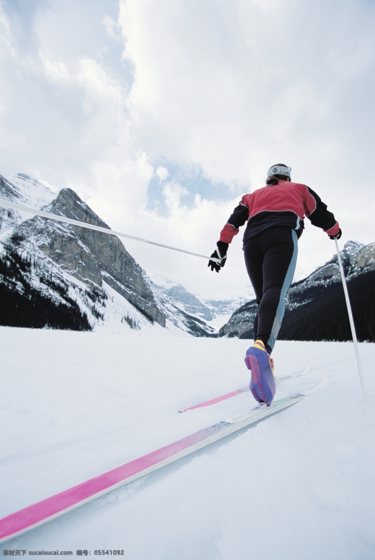 爬山 滑雪 运动员 高清 冬天 雪地运动 划雪运动 极限运动 体育项目 登山 运动图片 生活百科 雪山 美丽 雪景 风景 摄影图片 高清图片 体育运动 白色