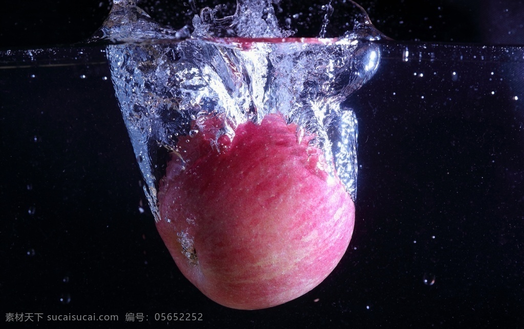 入 水 苹果 高清 摄影图片 水果 水果图 红苹果 水果素材 苹果素材 苹果特写 紫色背景 苹果图片 苹果棚拍 苹果高清图 水果高清图 苹果图片下载 苹果设计素材 水果设计素材 入水的苹果 生物世界