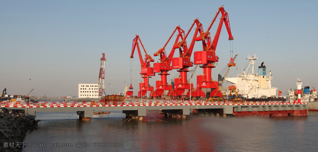 码头现场 建筑 建设 工程 项目 码头 门机 船只 靠泊 现代科技 工业生产