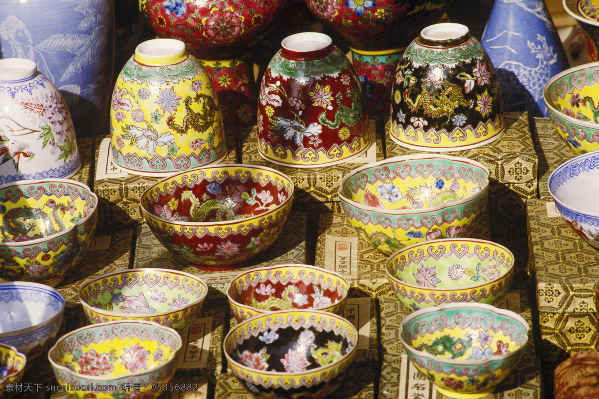 古董 瓷器 高清图片 横构图 彩色照片 中国 东亚 亚洲 上海市 旅游 旅行 白昼 瓷碗 茶碗 黄色 瓷杯 锦盒 红色 黑色 传统工艺 文化艺术