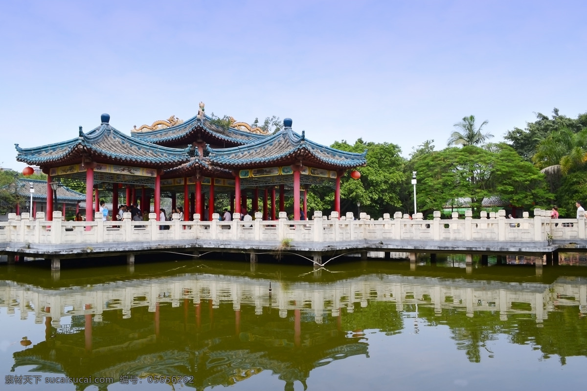 水边的亭子 亭子 水 蓝天 倒影 栏杆 白色 红色 树林 树枝 树叶 屋顶 尖的 天空 旅游 玩耍 水边 阳光 人文景观 旅游摄影