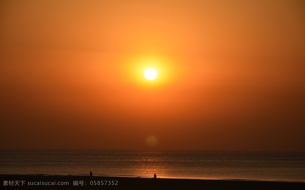 旭日初升 自然风光 旭日 早晨 太阳 初升 天空 红晕 青岛 海面 反光 海岸 人物 剪影 自然风景 自然景观