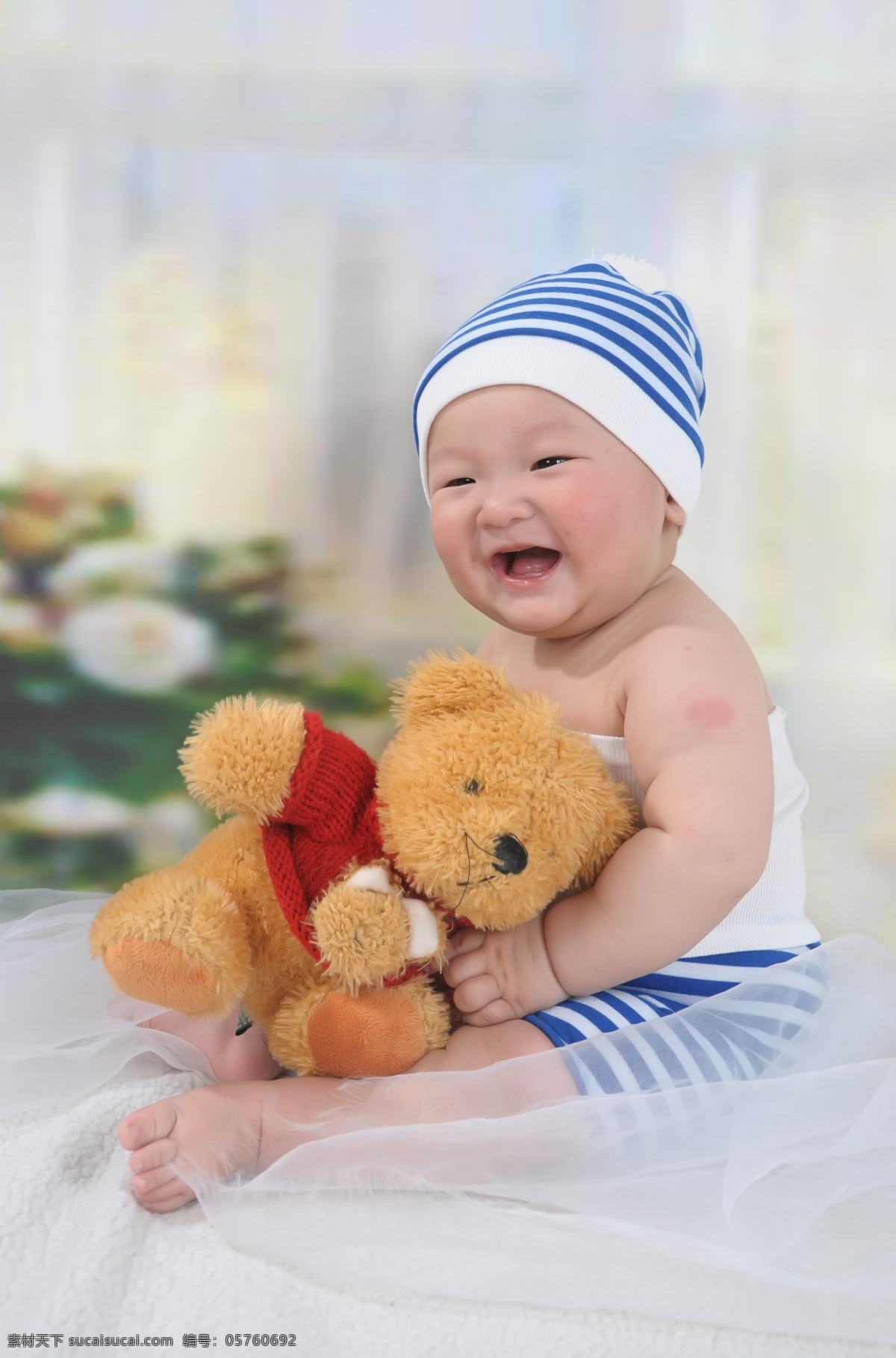 婴儿 儿童幼儿 帽子 男孩 人物图库 丝绸 玩具熊 大笑 坐着 psd源文件