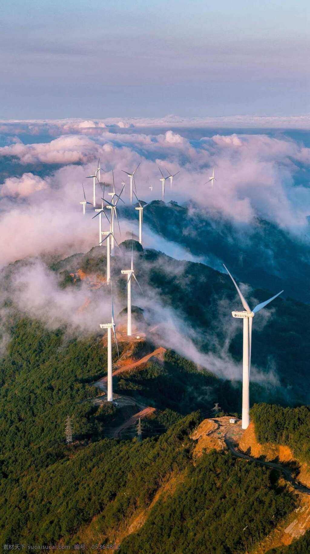 风能发电风景 山脉 绿山 云雾 白雾 电线 现代科技 工业生产