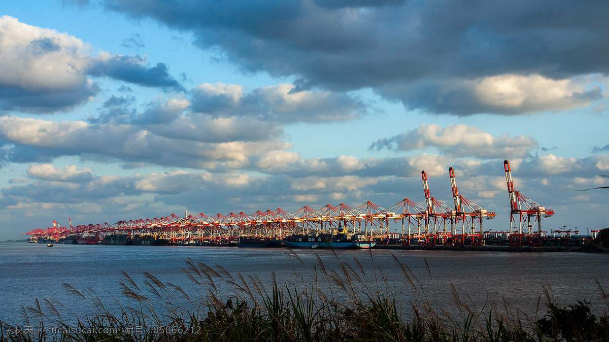 洋山 深水港 装卸 超大 港区 港机吊 整齐排列 货轮 驳港 海面 云天 景观 建筑风光 旅游摄影 国内旅游