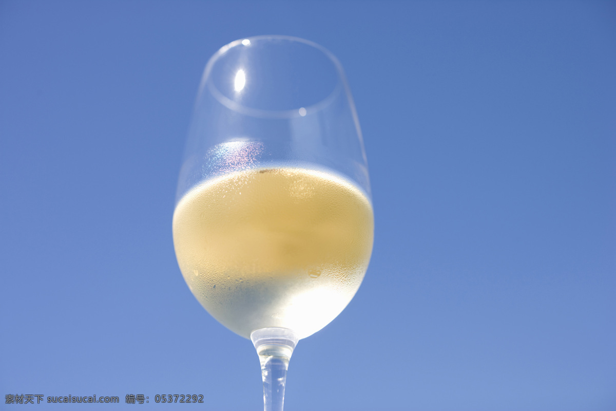 高脚杯 中 黄酒 仰视 图 啤酒 清凉 西餐 洋酒图片 酒杯 酒瓶 尊贵 高贵 高雅 高清 广告 摄影图片 饮料酒水 餐饮美食 商业摄影 高清图片 酒类图片