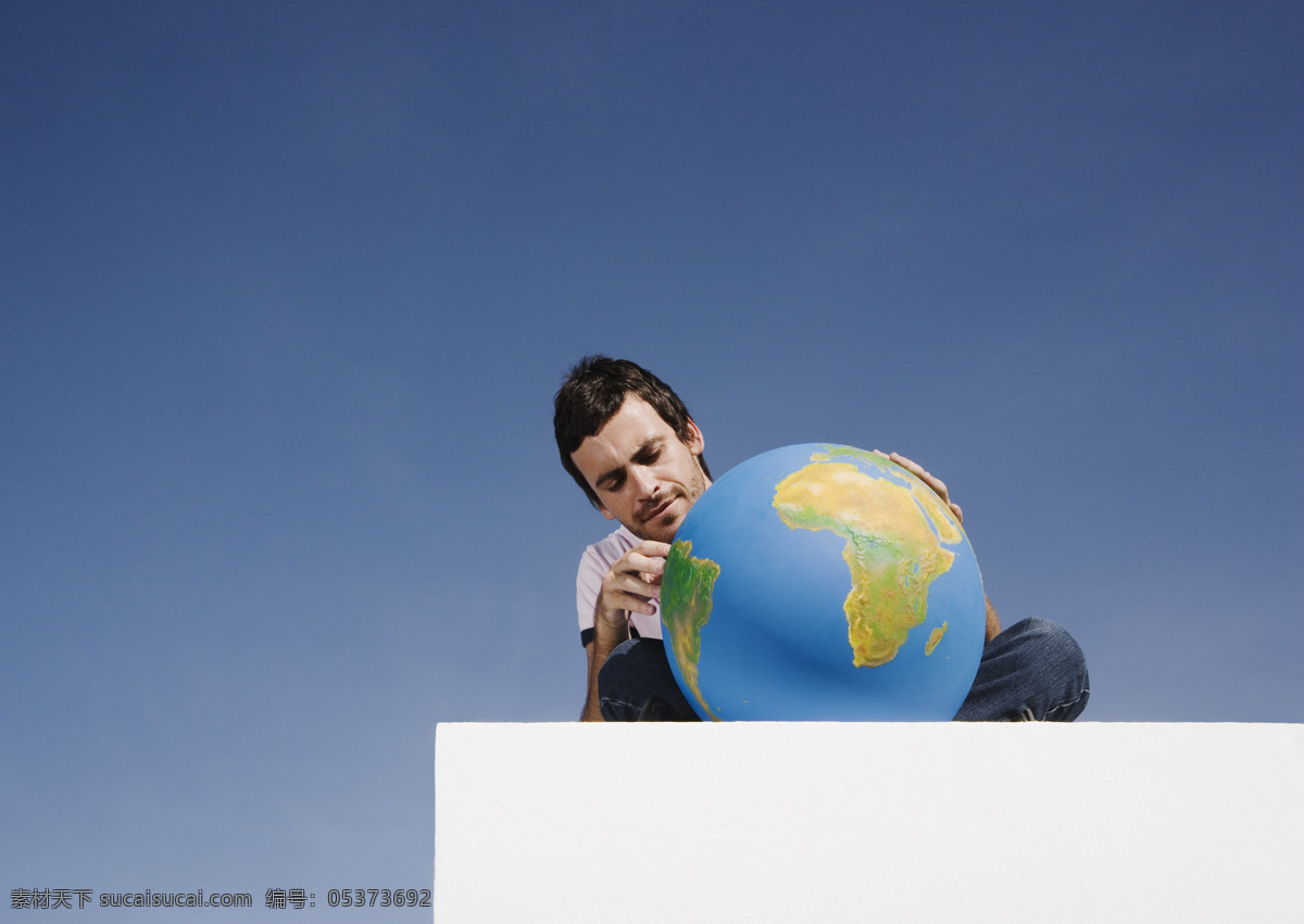 玩弄 地球 外国 男人 商务 金融贸易 全球化 世界地图 高清图片 创意设计 创意摄影 广告设计素材 地球素材 商业素材 人物摄影 外国男人 手捧地球 半蹲的男人 站 高处 地球图片 环境家居
