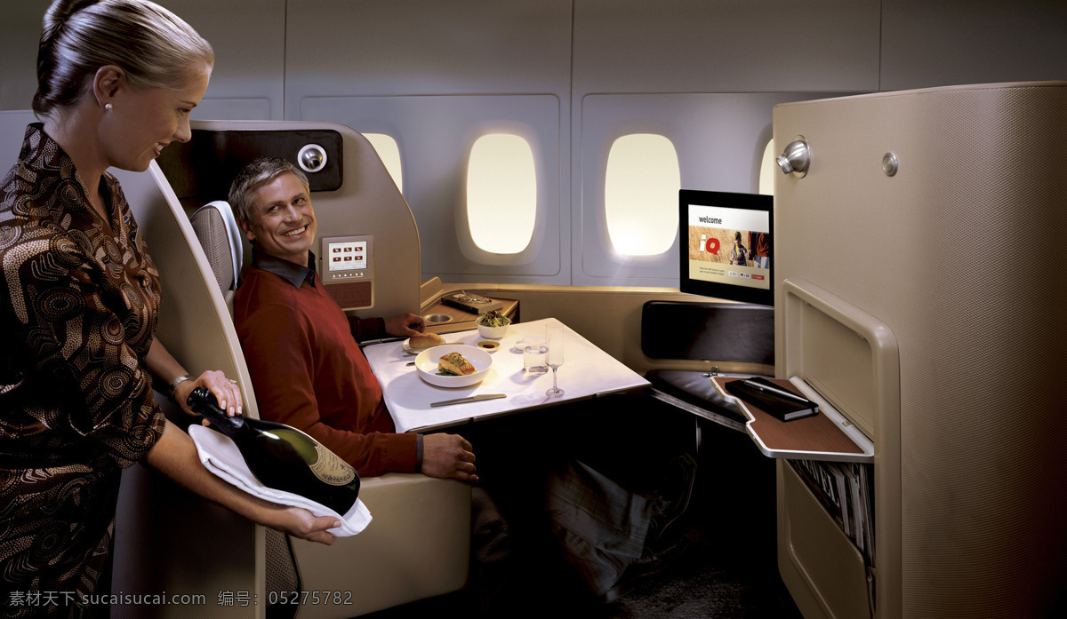 头等舱服务 头等舱 服务 美食 飞机上 就餐 公务舱 两个人 出差 旅行 生活百科 生活素材 摄影图库