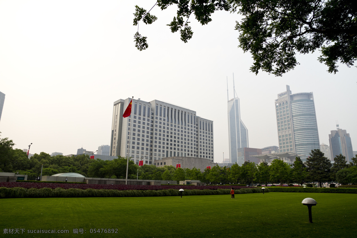 草坪 儿童 国内旅游 国旗 旅游摄影 绿地 上海 人民广场 上海市政府 市府大楼 绿荫 五星红旗 psd源文件