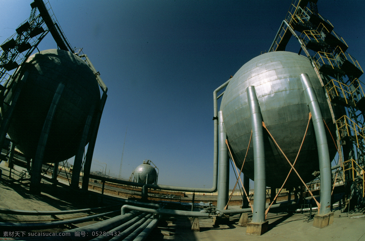 石油天然气罐 石油罐 天然气罐 蓝天 圆体罐 能源 石油管道 天然气管道 管道梯 工业生产 现代科技