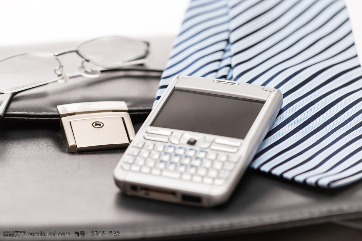 办公 商务 用品 商务主题 商务人士 职业人物 手机 皮包 文件包 公文包 领带 眼镜 白领 现代商务 商务金融