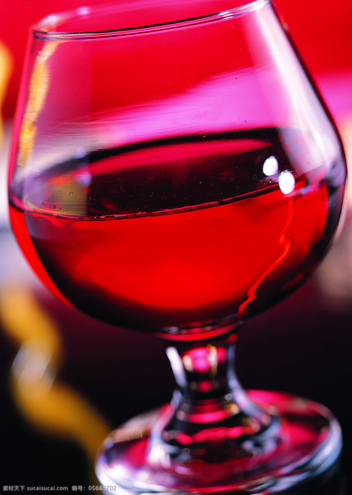一杯 红酒 饮料 红色 玻璃杯 高交杯 酒杯 酒会 晚会 宴会 高清图片 饮料图片 餐饮美食