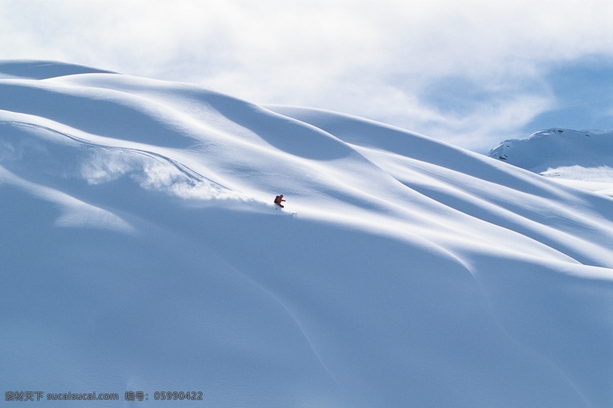 雪山 上 滑雪 运动员 冬天 雪地运动 划雪运动 极限运动 体育项目 下滑 速度 运动图片 生活百科 美丽 雪景 风景 摄影图片 高清图片 滑雪图片