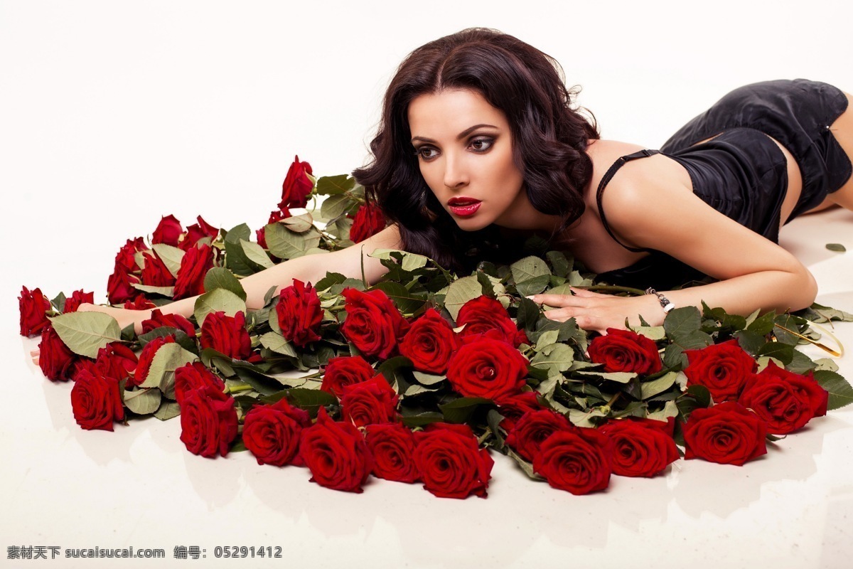 女模特 玫瑰 彩妆 红唇 化妆 鲜花 花瓣 性感 写真 模特 人物图库 女性女人