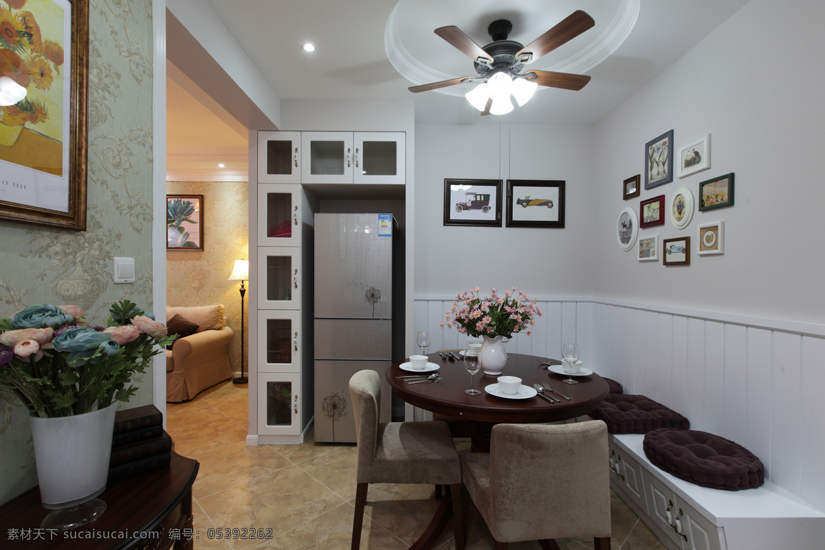 现代 简约 客厅 铜 色 吊扇 室内装修 效果图 纯色背景墙 瓷砖地板 客厅装修