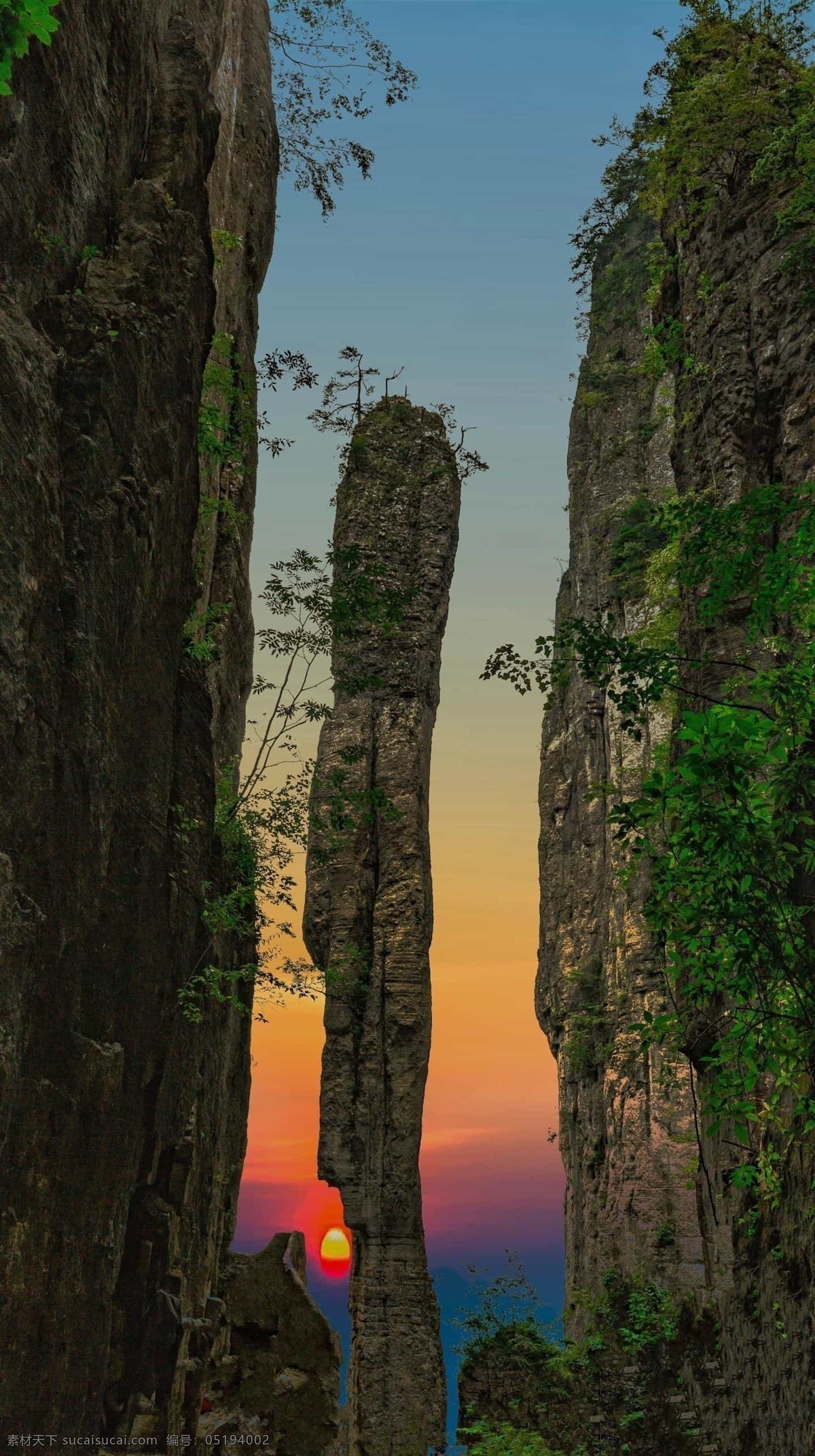 风景图片 自然 风景 高峰 山 太阳 彩云 树 云 天空 白云 蓝天 动植物 花 草 蓝色 绿色