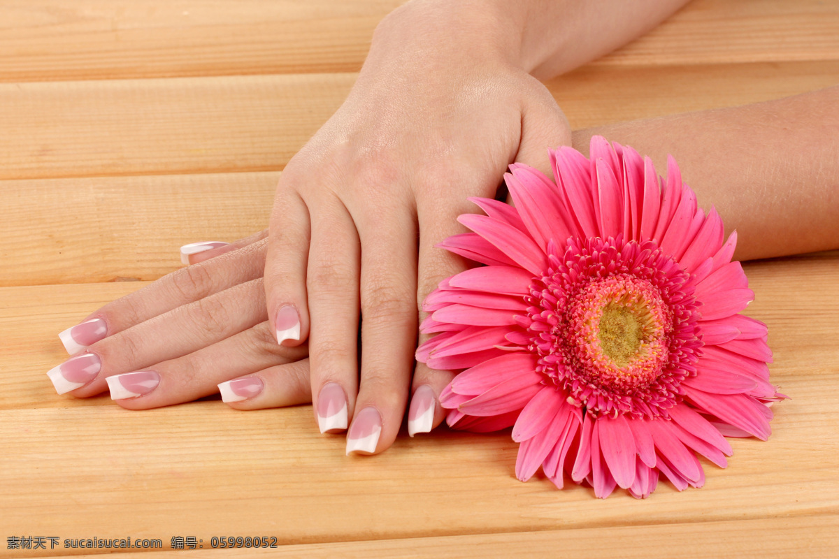 木板 上 鲜花 手 指甲 花朵 手势 美甲 人物 人体 肢体 护肤品广告 广告素材 美容化妆 其他人物 人物图片