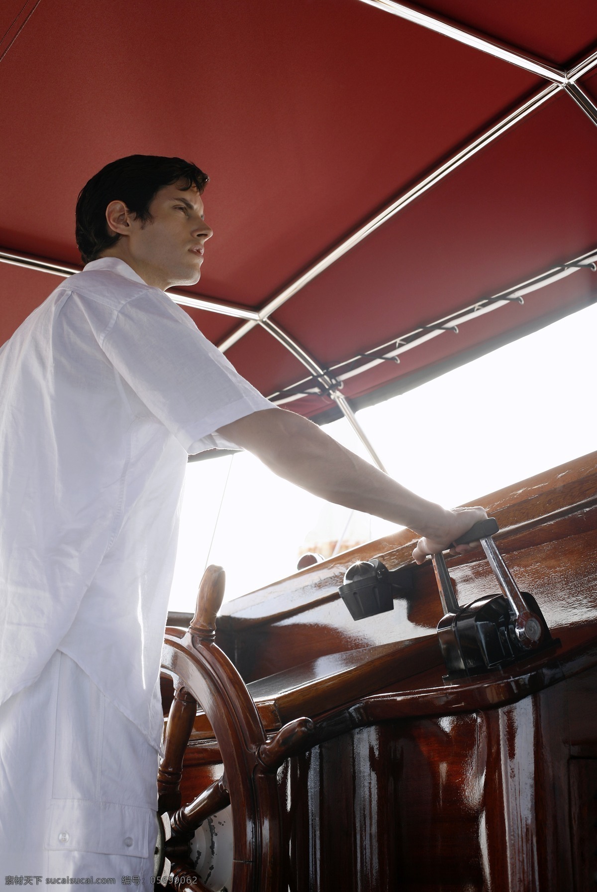 开船 男人 时尚男人 魅力男士 外国男性 掌舵 船长 生活人物 人物图片