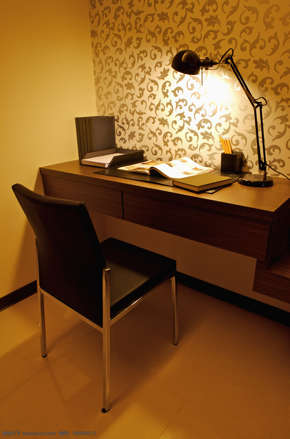 室内装潢 温馨 安静 整洁 简单 椅子 台灯 桌子 书本 花纹 地板 精致 典雅 搭配 舒服 明亮 卫生 居住环境 室内设计 环境家居